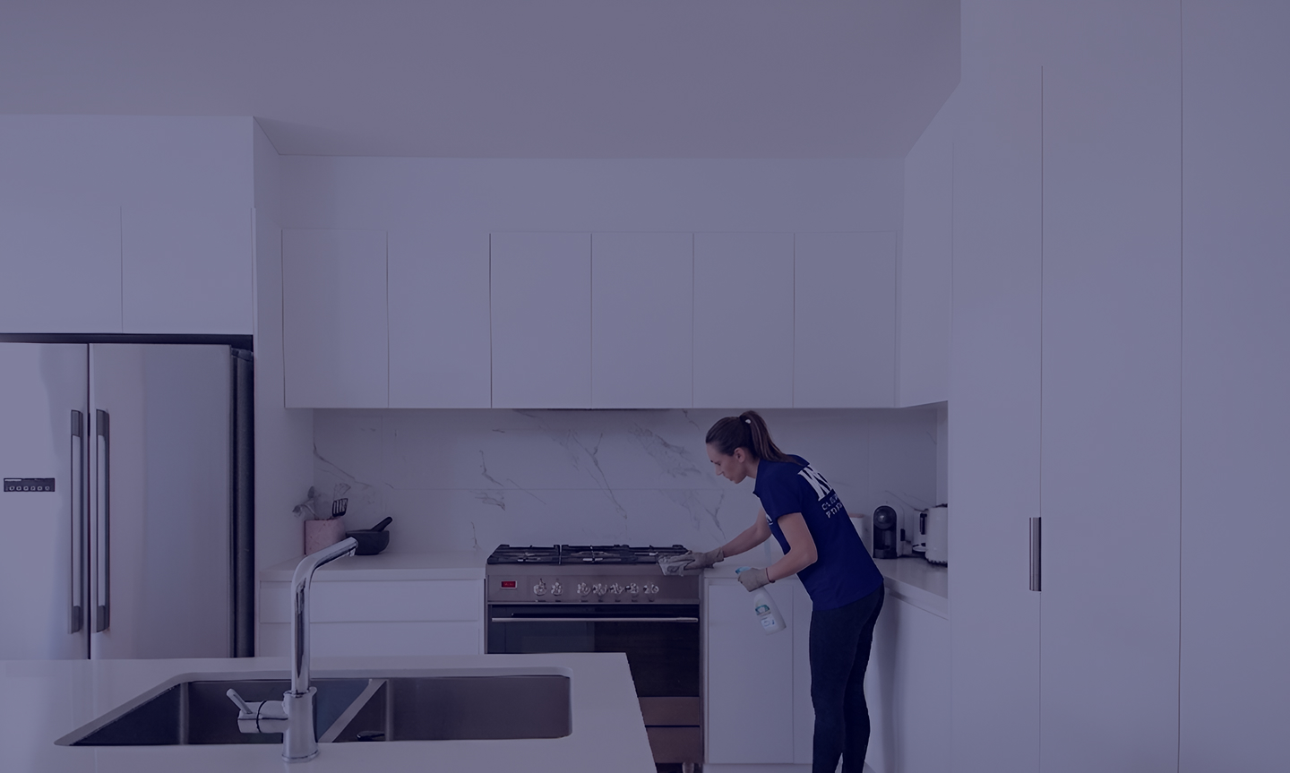 Sprzątanie kuchni przez pracownika KM Cleaning Prime